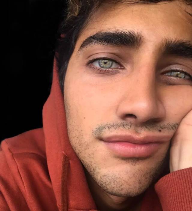 他还有个男朋友id是 @denjiel,画风是一样的,是个德国人.