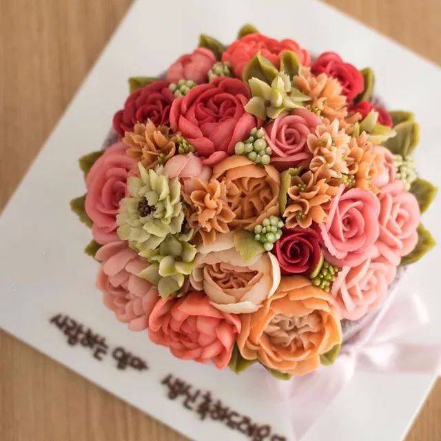 玫瑰类,山茶, 芍药等),但是要注意的是,裱花霜越硬花卉边缘齿状越明显