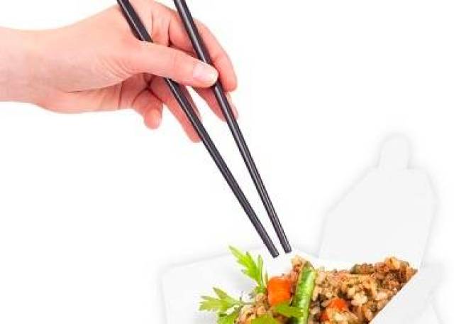 "泪箸遗珠"是指用筷着在夹菜时在饭桌上留有菜汁,很不雅观,就