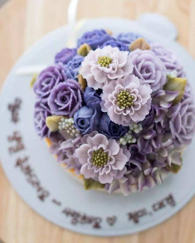 玫瑰类,山茶, 芍药等),但是要注意的是,裱花霜越硬花卉边缘齿状越明显