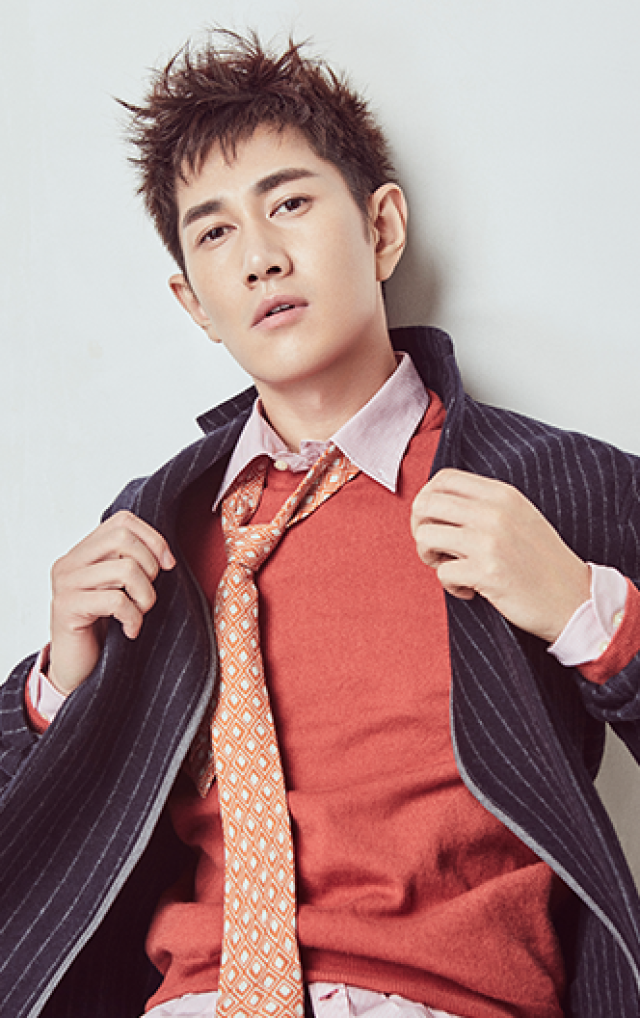 何明翰橙红年代热拍楷模警长片场举电线健身