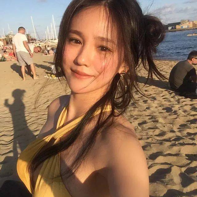金色比基尼,长腿大白兔火辣辣诱人身材