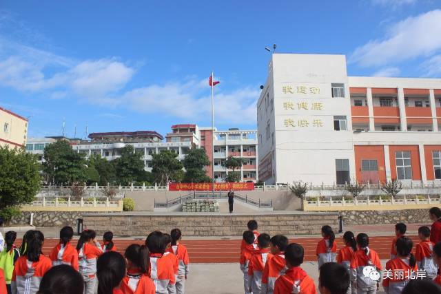 山亭中心小学家长委员会举行"爱心图书角 "图书捐赠仪式