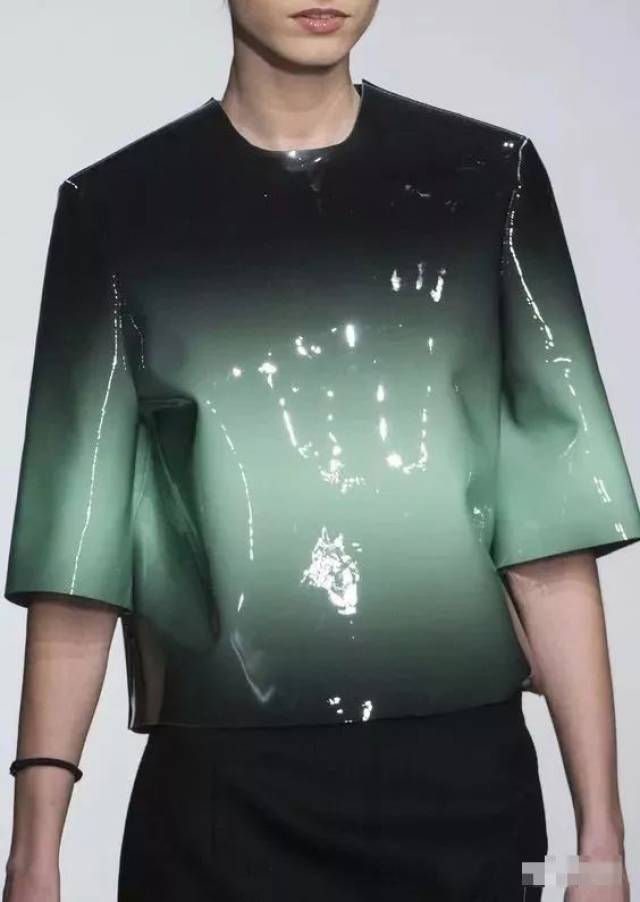 未来科技感服装 — 用了这些"手段",瞬间穿越到3017年