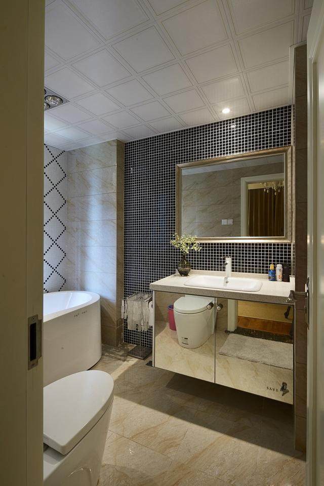 朋友们来参观我的新房卫生间马桶对着镜子的装修被狂喷