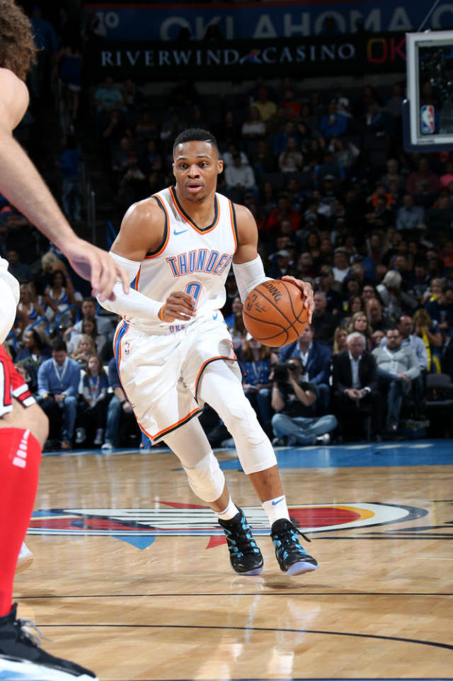 组图:雷霆大胜公牛 威少发起进攻罗伯森回头望月