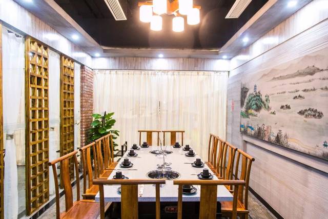 包厢用裸砖,纱帘和木质的窗格隔开 营造出一种闲庭信步的中式意境