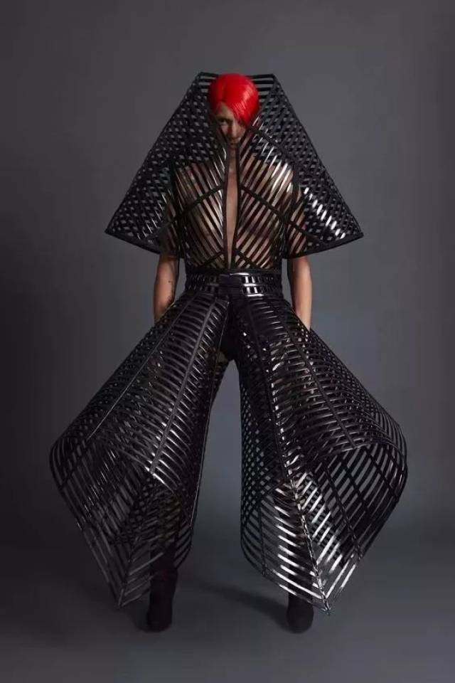 未来科技感服装 — 用了这些"手段",瞬间穿越到3017年