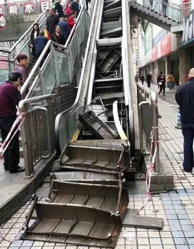 事故电梯位于五里店东方灯饰广场西一门外,是人行天桥一端的上行电梯