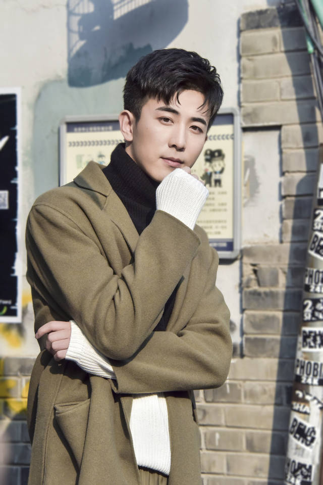 李川冬日胡同街拍少年感十足 贴心拦车暖男属性大爆发