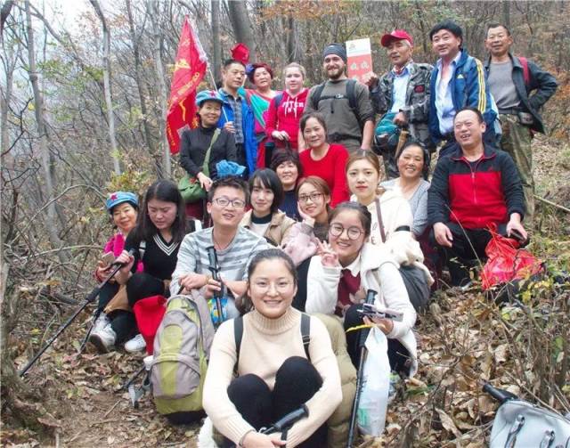 11月12日,萬山紅遍,層林盡染的金剛臺不僅讓200多名登高,徒步的驢友