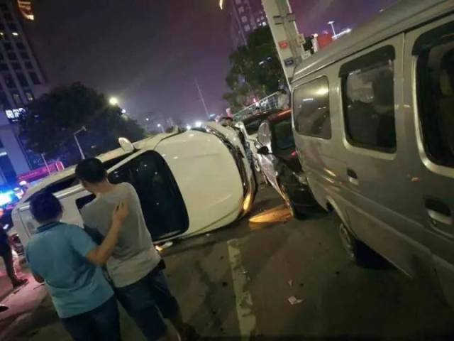昨天深夜 东莞市长安镇乌沙大润发超市附近 4辆汽车连环相撞 现场比较