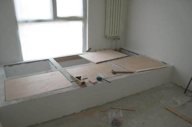 老公在房间里砌水泥榻榻米晒朋友圈朋友们非说这是农家大炕