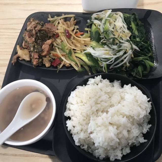 網友曬公司食堂的午飯,原來越好的公司吃的越好,小編扎心了