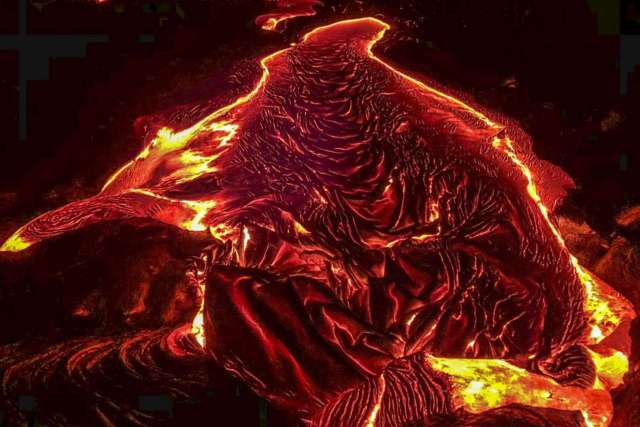 美国开放罕见熔岩之旅游客超近距离站在岩浆上