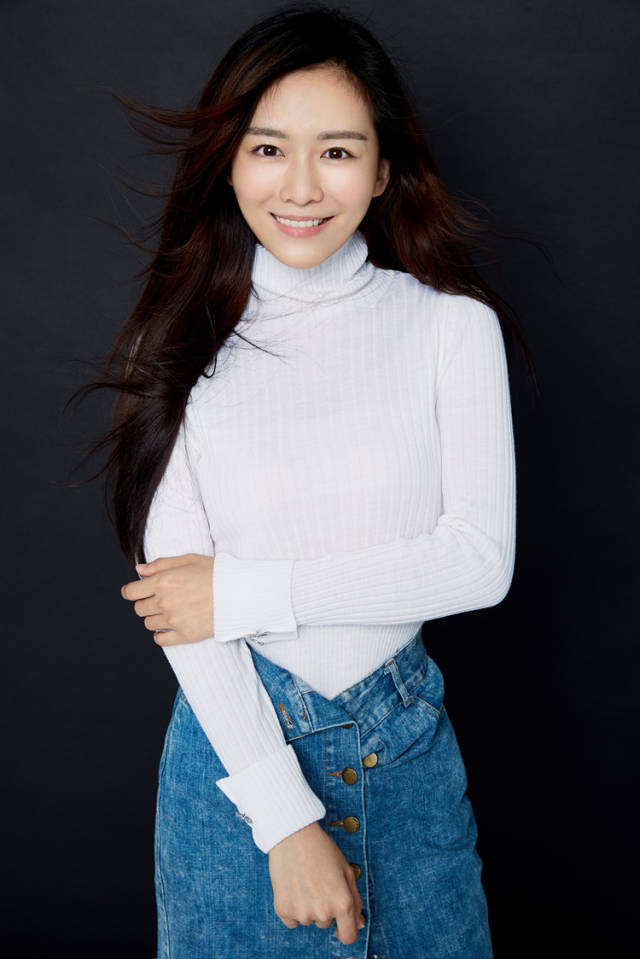 杨安琪写真上线 灵动气质展甜美笑颜