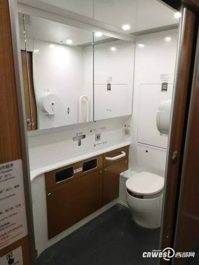 西成高铁crh3a型新型动车组今日亮相可载613人