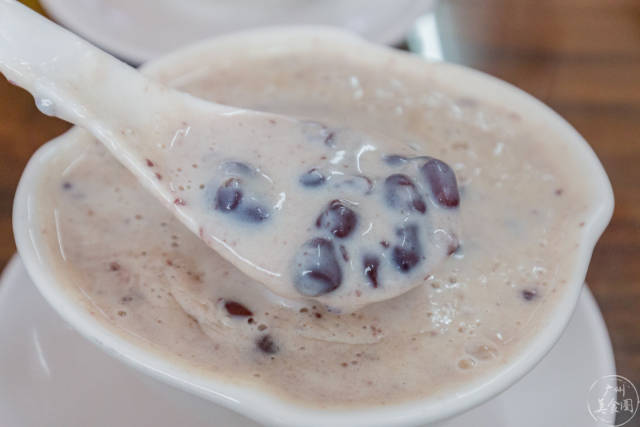 红豆炒奶糊是粘稠状的,所以外观不怎么好看.