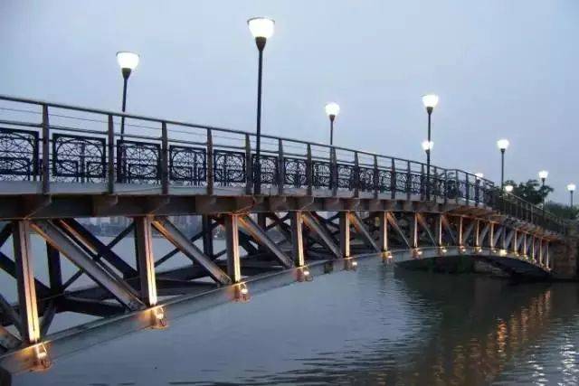 悄悄地走上阳台,望出去又是别有一片天空.