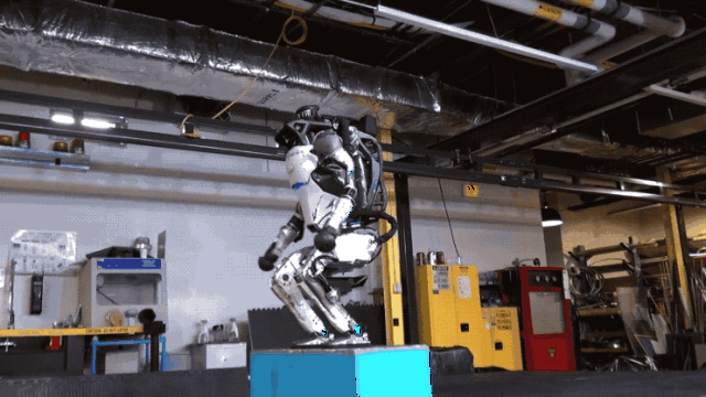比肩体操运动员波士顿动力atlas机器人可完成后空翻