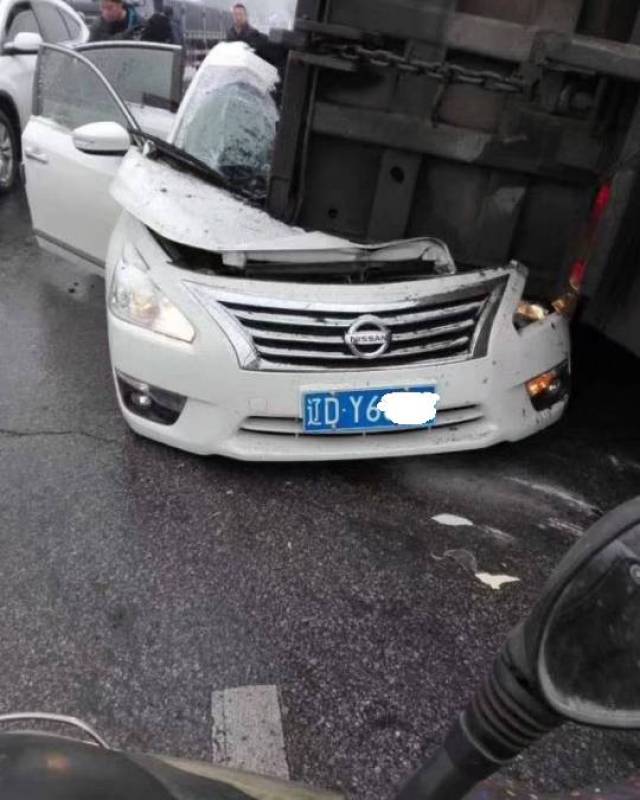 【突发】初雪,抚顺三宝屯立交桥大挂压扁小轿车!出行请小心慢行