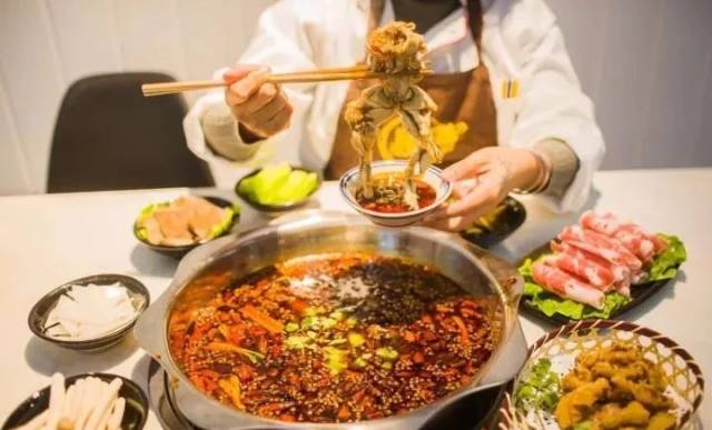 口感炸裂的美国青蛙鱼头火锅登陆御窑景巷了重庆火到上海真的巨美味