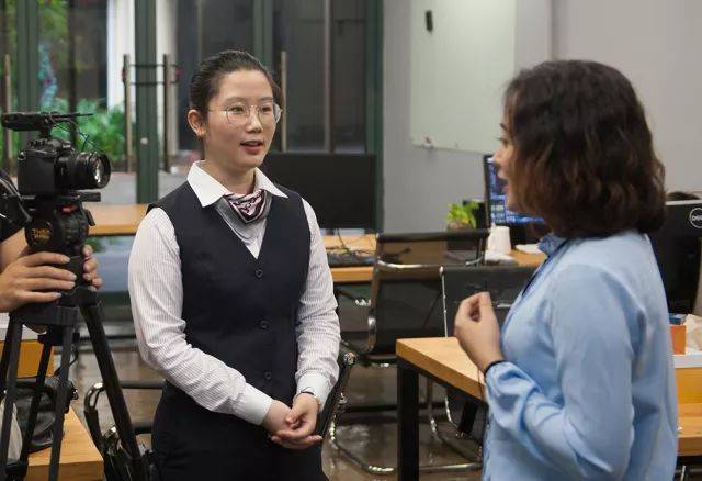 中国银行海南分行的员工也"客串"了一回记者,拍照片,拍视频,还采访了