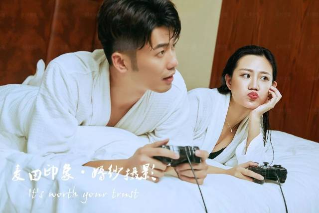 就想告诉你婚纱照拍几套服装合适!