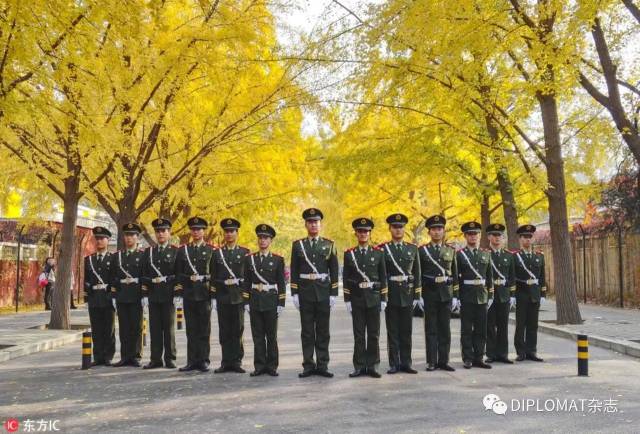 看美国驻华参赞离任前和战士们走正步,再度视