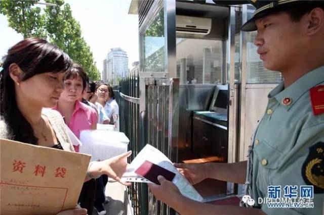 看美国驻华参赞离任前和战士们走正步,再度视