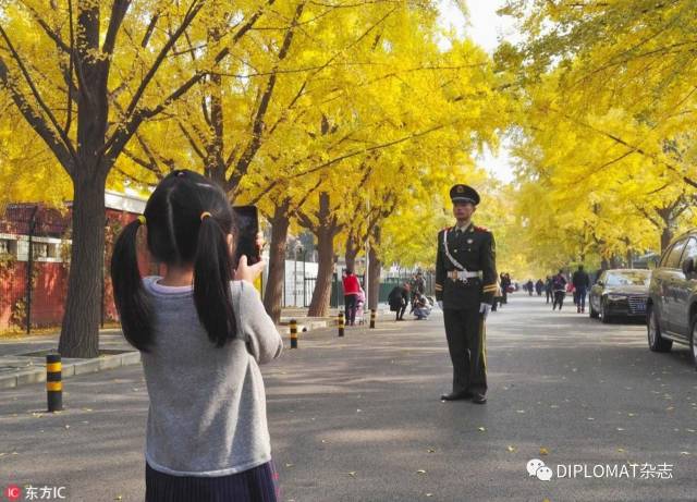 看美国驻华参赞离任前和战士们走正步,再度视