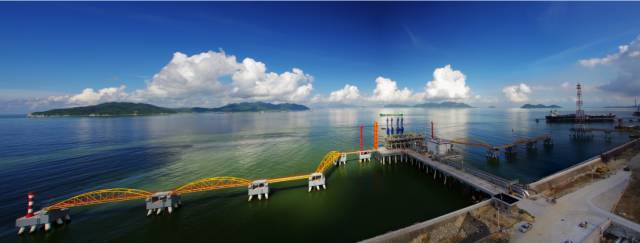 lng码头工程为高桩墩式结构,码头总长390米,蝶形平面布置,由引桥,工作