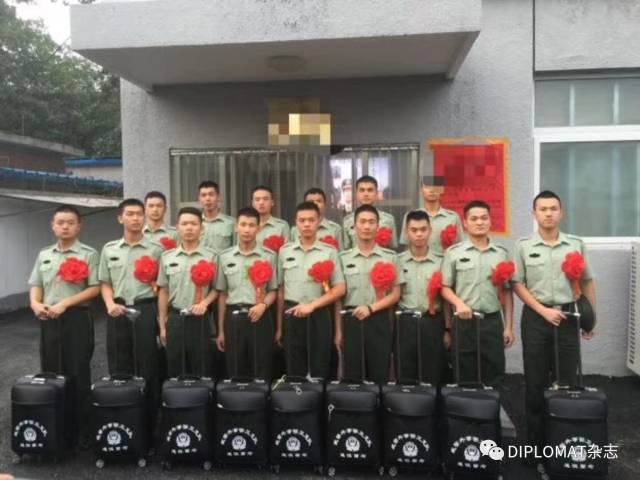 看美国驻华参赞离任前和战士们走正步,再度视