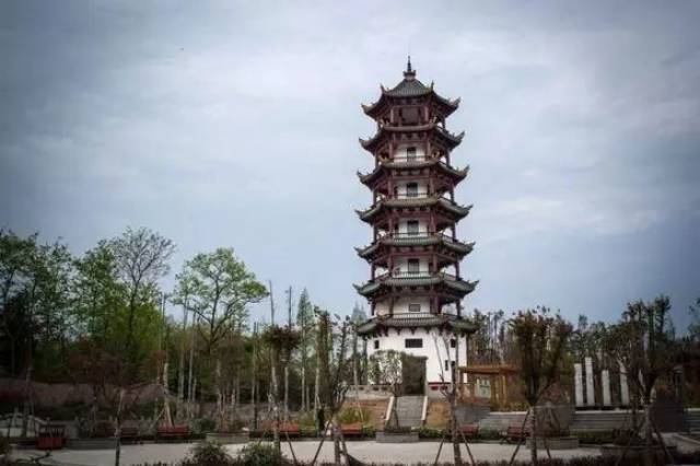 在什邡,我想和你从a走到z,从白走到黑