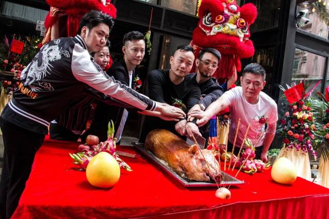 随后上香,切乳猪,群狮入室送利是,寓意大吉大利,好运连连. ▼