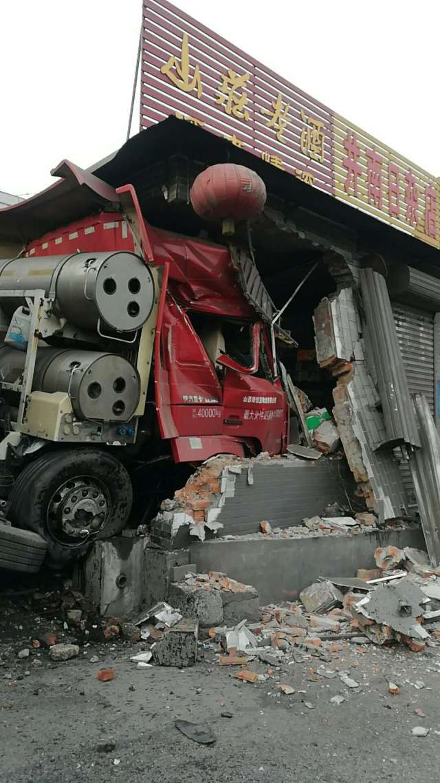 g307井陉南关段发生严重车祸