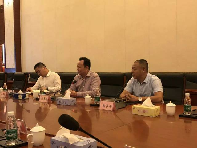 座谈中,张景新董事长介绍了五洲龙的发展历程和五洲龙新能源汽车全国