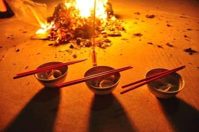 十月初一,也是冬天的第一天 此后气候渐渐寒冷 人们怕在冥间的祖先