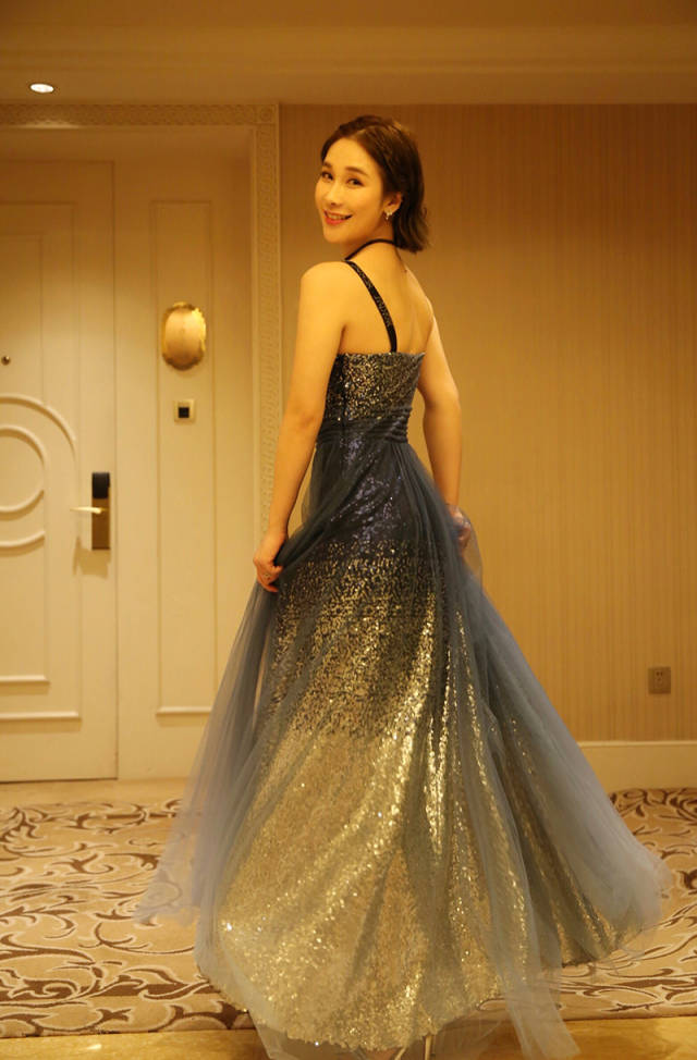 谢易真亮相电影颁奖礼 星空长裙惊艳四座_手机搜狐网