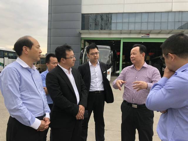 在张景新董事长的陪同下,陈乐伍董事长一行先后参观了五洲龙新能源