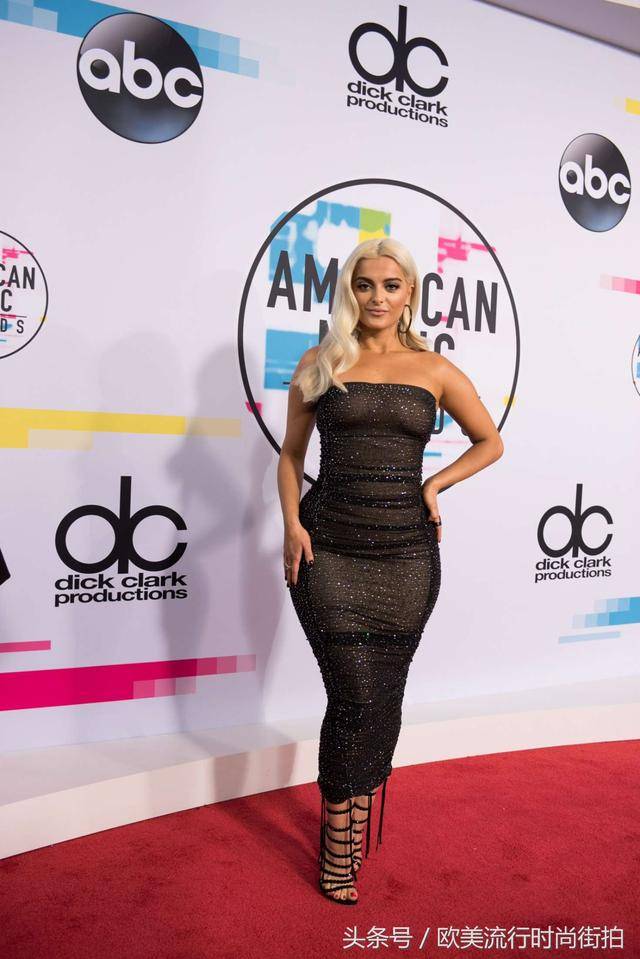 碧碧雷克萨beberexha穿着紧身裙亮相2017年全美音乐奖