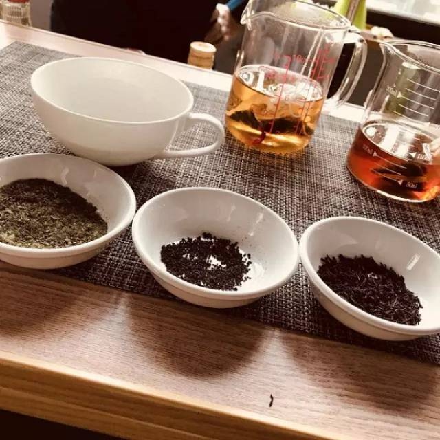 他们找来了茶饮拼配的技术大拿,摒弃了国外用精油调香的拼配方式,改用
