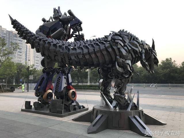 谁能相信这个七米庞然大物铁龙居然是保定一哥们纯手工焊接出来的