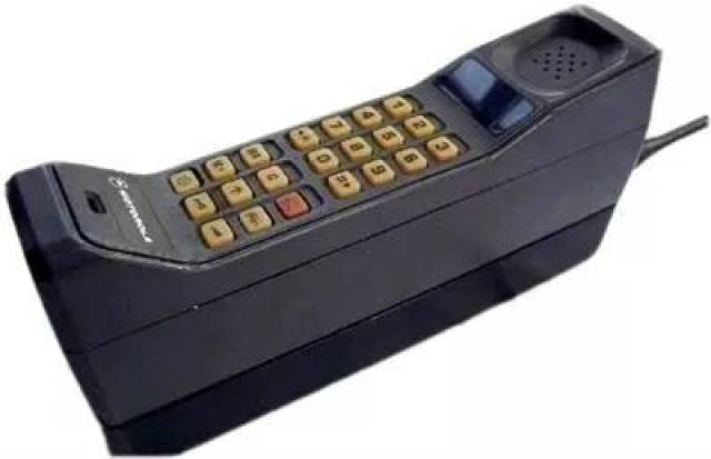 追溯到上世纪七十年代,第一部手机的问世归功于当年摩托罗拉的总设计