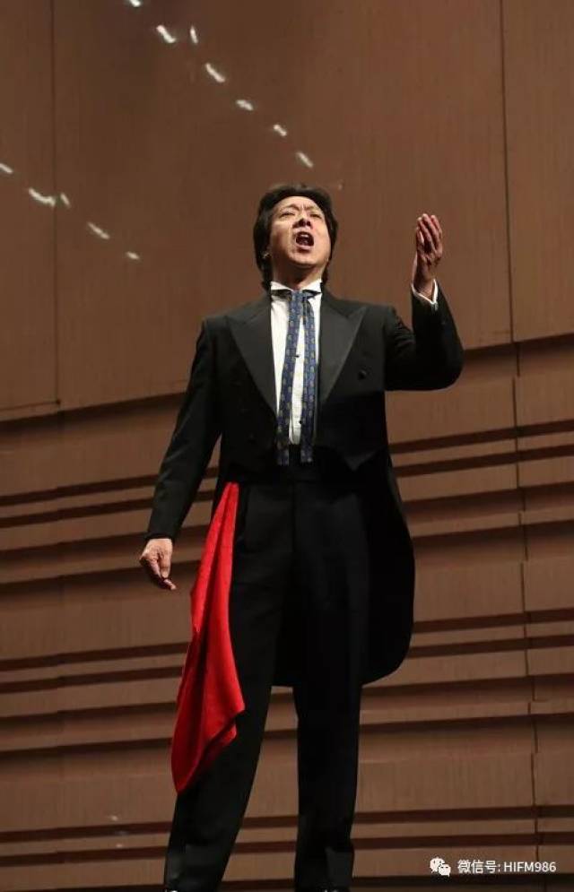 业于上海音乐学院,师从著名声乐教授葛朝祉教授,是世界著名的华人歌剧