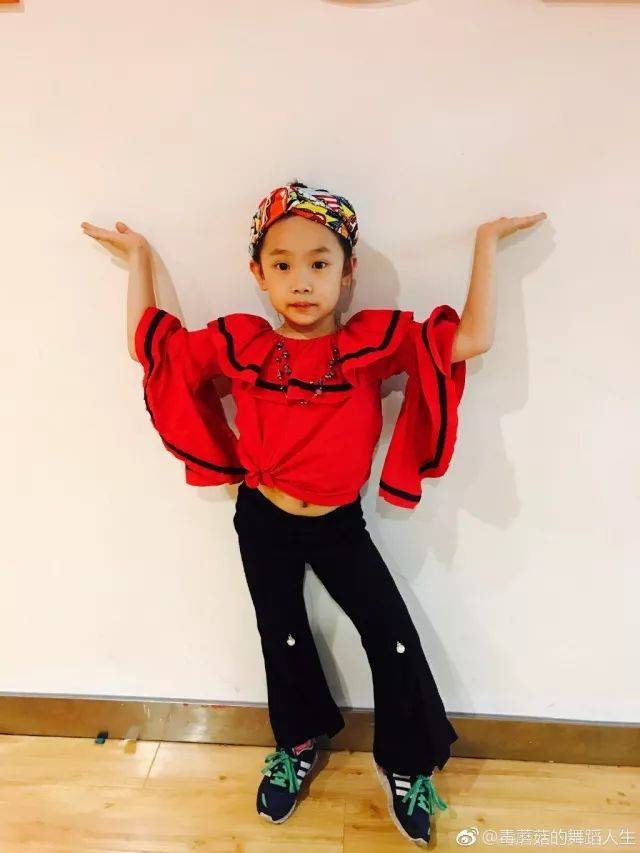 中国7岁舞童"小蘑菇"登上美国最火《艾伦秀》,惊呆美国观众!