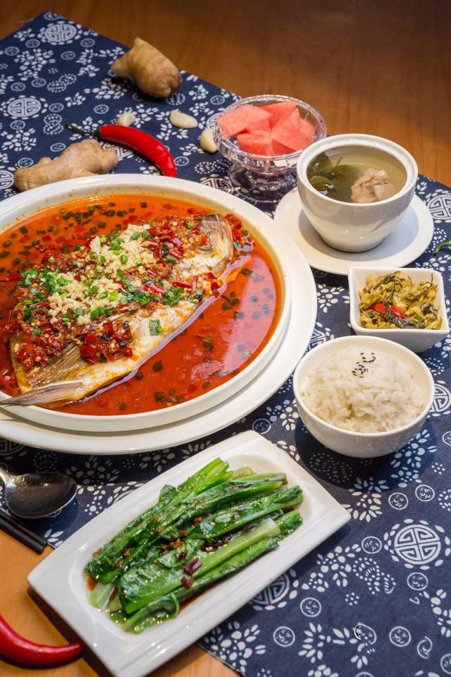 的鲜美,口感软糯,鲜辣适口,爱吃鱼的一定不能错过茜赛的剁椒鱼头饭!