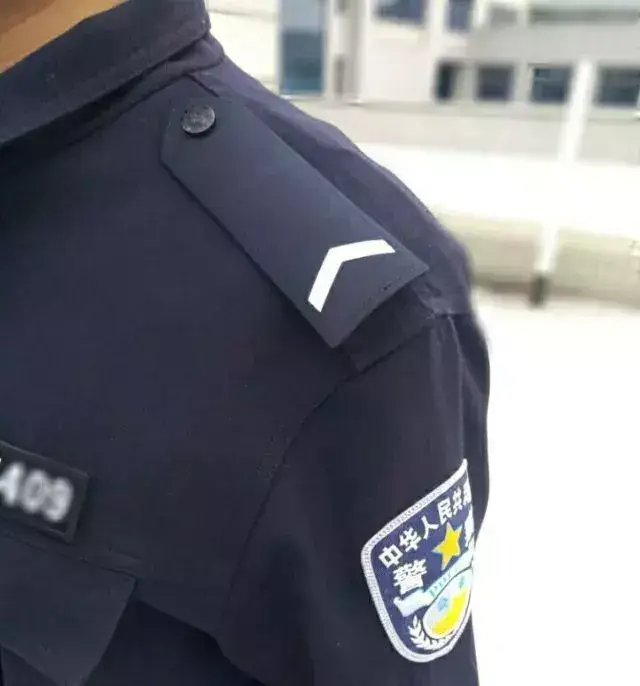 1按照规定配套穿着,不同制式警服不得混穿.警服与便服不得混