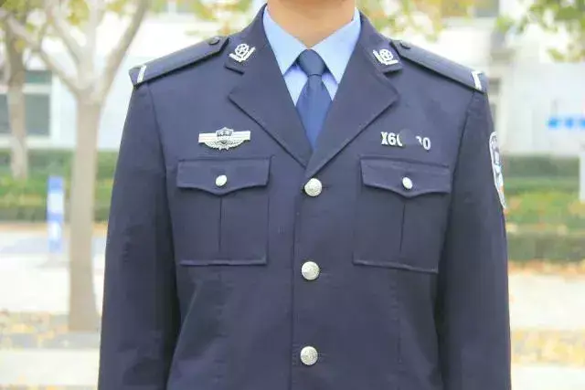 警服规范 快来看看吧 常服 着常服时,佩戴硬质肩章,警号,胸徽;内着内