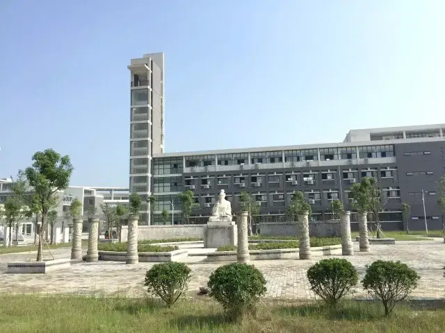 校区靓照来袭 先来一张鸟瞰图镇楼 教室内中央空调 近年来,荆州中学的
